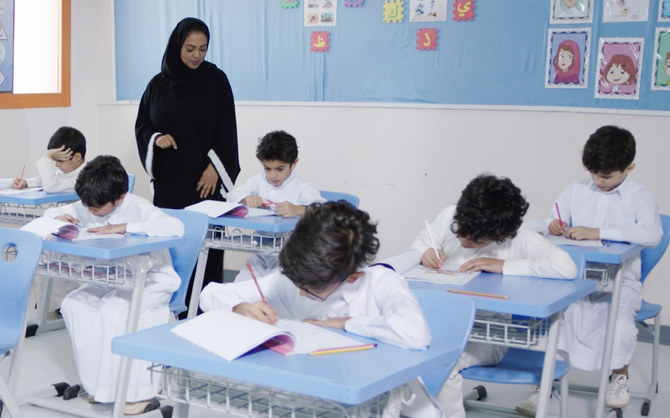 Pertama di Arab Saudi : Guru Perempuan Mengajar Murid Laki-Laki